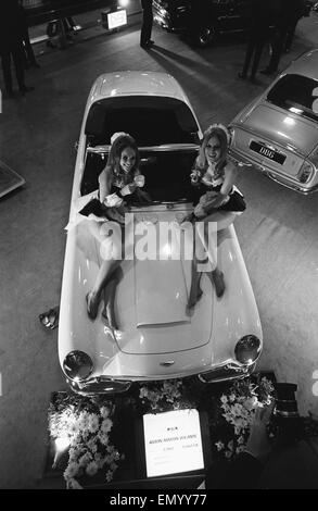 Modelle posieren auf der Motorhaube von einem Aston Martin Volante Automobilsalon 15. Oktober 1968. Stockfoto