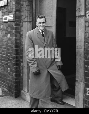 Manchester City Fußballer Don Revie abgebildet im Roker Park, Transfer-Arrangements mit Sunderland Direktoren zu diskutieren. 9. November 1956. Stockfoto