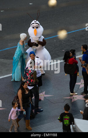 Hollywood Blvd, LA, Kalifornien - Februar 08: Menschen angezogen als der Charakter des gefrorenen Elsa und Olaf posiert mit Touristen für eine Stockfoto