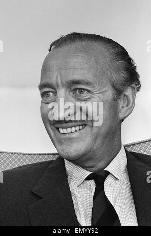 Schauspieler David Niven entspannt in seiner Suite im Connaught Hotel, London. 23. Juli 1965. Stockfoto