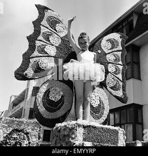 Der jährliche Karneval der Battle of Flowers statt auf der Kanalinsel Jersey. Ein junges Mädchen tragen Flügel aus Blumen 5. August 1958 hergestellt. Stockfoto