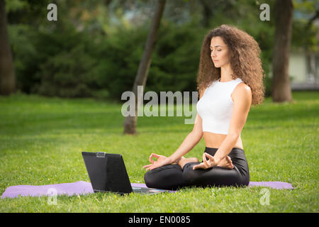 Sinnende Frau mit laptop Stockfoto