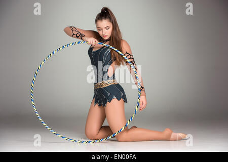 Gymnastik-Übungen mit bunten Hoop Teenager Stockfoto