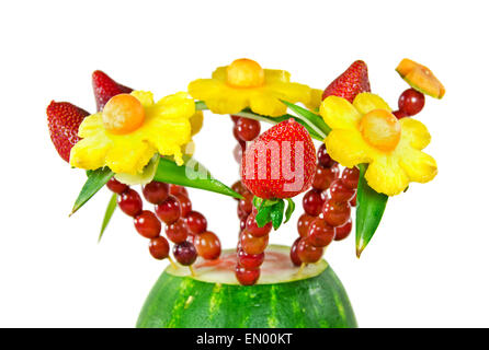 Frisches Obst Kabobs in Wassermelone isoliert auf weiss. Stockfoto