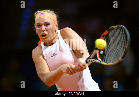 Dänemarks Caroline Wozniacki in Aktion gegen Spaniens Carla Suarez Navarro in das Viertelfinale des WTA-Tennis-Turnier in Stuttgart, Deutschland, 24. April 2015. Foto: MARJIAN MURAT/dpa Stockfoto