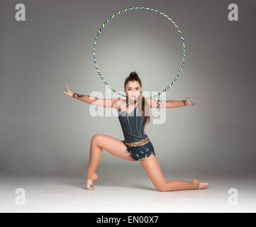 Gymnastik-Übungen mit bunten Hoop Teenager Stockfoto