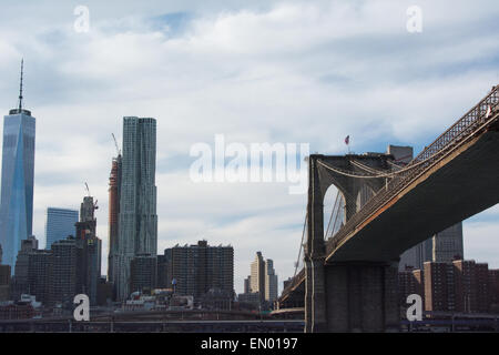 Manhattan Ende der Brooklyn Bridge im Hintergrund der East River Ferry mit Manhattan entnommen Stockfoto