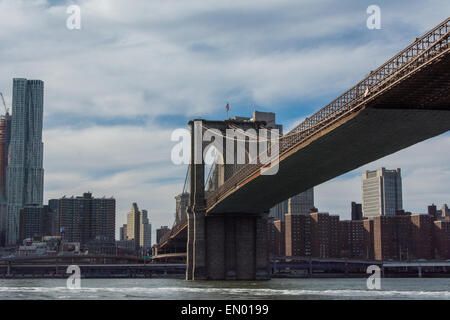 Manhattan Ende der Brooklyn Bridge im Hintergrund der East River Ferry mit Manhattan entnommen Stockfoto