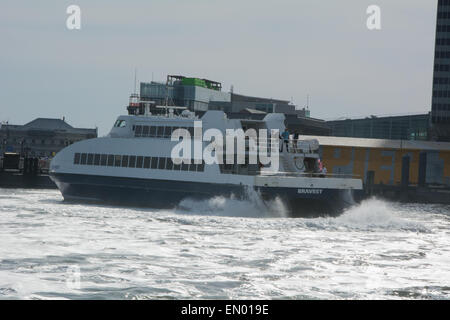 Tapfersten eine East River Ferry verlassen der South Street Seaport Fähre dock Stockfoto