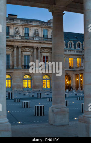 Dämmerung im Innenhof des Palais Royal, Paris, Frankreich Stockfoto