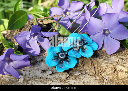 Handgefertigte blaue Blume Ohrringe mit violetten Holz im Frühjahr auf dem Natur-Hintergrund Stockfoto