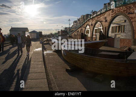 Wanderer machen Sie einen Abendspaziergang entlang der Strandpromenade in Brighton Stockfoto