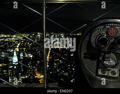 Nachtansicht von Manhattan von hinten ein Teleskop auf das Empire State Building Aussichtsdeck. New York City, USA Stockfoto