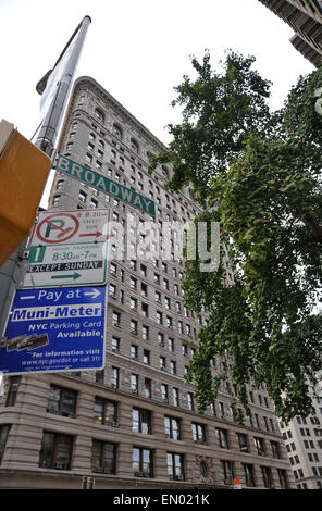 Broadway Straßenschild außerhalb Flat Iron Building, das weltweit erste Hochhaus in New York city Stockfoto