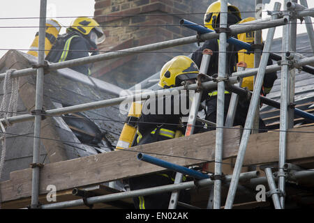 London Feuerwehr (LFB) Feuerwehrleute besuchen einen Dach-Brand in Herne Hill, Süd-London. Stockfoto