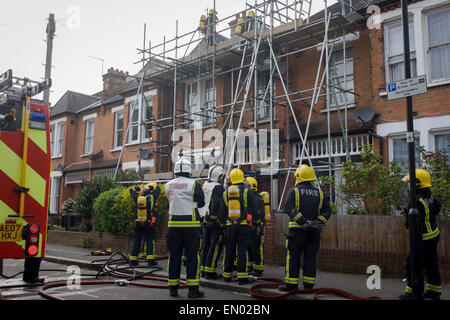 London Feuerwehr (LFB) Feuerwehrleute besuchen einen Dach-Brand in Herne Hill, Süd-London. Stockfoto