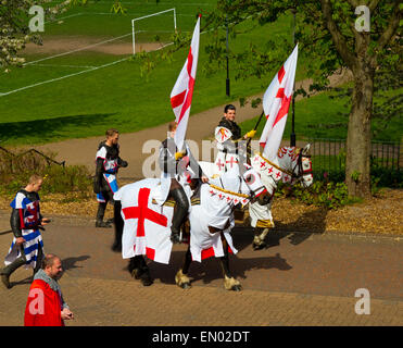 Patrioten marschieren durch Nottingham, Englands National Day in ein Ereignis zu feiern, organisiert von der Royal Society of St. George Stockfoto