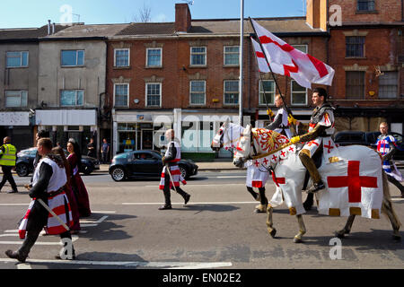 Patrioten marschieren durch Nottingham, Englands National Day in ein Ereignis zu feiern, organisiert von der Royal Society of St. George Stockfoto