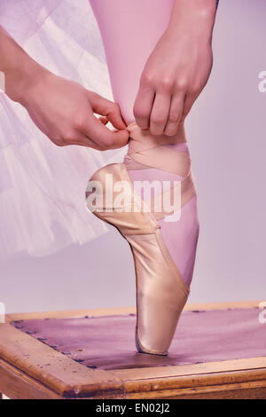 Professionelle Ballerina Ballettschuhe anziehen. Stockfoto