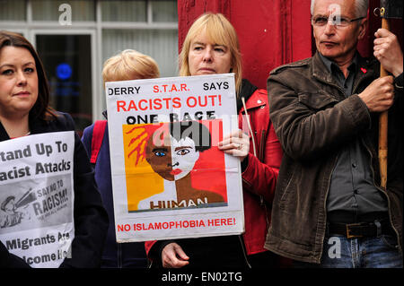 Londonderry, Nordirland. 24. April 2015. Kundgebung gegen rassistische Angriff auf Shop Arbeiter, Londonderry, Nordirland - 24. April 2015. Demonstranten auf der Kundgebung zur Unterstützung eines ägyptischen Shop Arbeitnehmers, das das Opfer eines Angriffs der Rassismus war. Zwei Männer wurden im Zusammenhang mit dem Anschlag in Londonderry verhaftet. Bildnachweis: George Sweeney/Alamy Live-Nachrichten Stockfoto