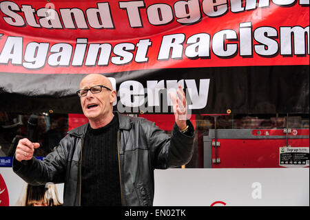 Londonderry, Nordirland. 24. April 2015. Kundgebung gegen rassistische Angriff auf Shop Arbeiter, Londonderry, Nordirland - 24 April 2015.Civil Rechte Aktivist und Journalist Eamonn McCann anlässlich einer Kundgebung zur Unterstützung eines ägyptischen Shop Arbeitnehmers, das das Opfer eines Angriffs der Rassismus war. Zwei Männer wurden im Zusammenhang mit dem Anschlag in Londonderry verhaftet. Bildnachweis: George Sweeney/Alamy Live-Nachrichten Stockfoto