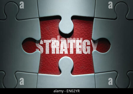 Fehlende Stück aus einem Puzzle enthüllt die Wort Strategie Stockfoto