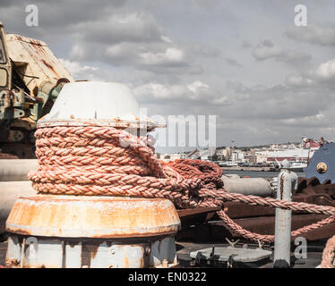 Seile in einem alten Kran. Orange Linien. Stockfoto