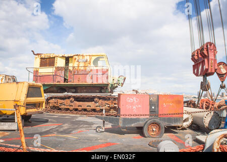 Seile in einem alten Kran. Orange Linien. Stockfoto