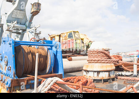 Seile in einem alten Kran. Orange Linien. Stockfoto