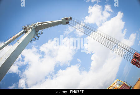 Seile in einem alten Kran. Orange Linien. Stockfoto