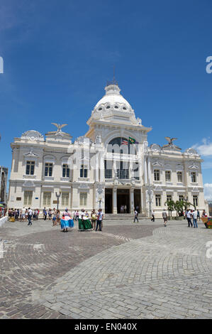 SALVADOR, Brasilien - 11. März 2015: Touristen und einheimische mischen sich in die Praça Municipal, dem Haupteingang zum touristischen Zentrum. Stockfoto