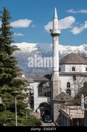 Eine Moschee n die Pazari ich Vejeter Bezirk der alten Gjirokastra mit den Lunxheria-Bergen im Hintergrund, Südalbanien Stockfoto