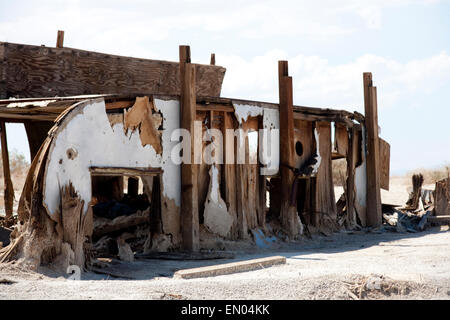 Eine verlassene Anhänger nach Hause in Bombay Beach, eine fast menschenleere Stadt an der Küste des Salton Meeres, California. Stockfoto