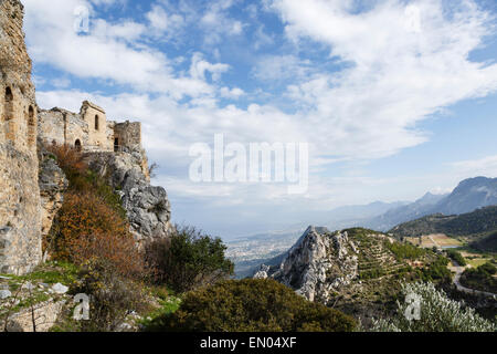 Burg St. Hilarion und Blick auf die fünf-Finger-Berge in der Nähe von Girne (Kyrenia), Nordzypern Stockfoto