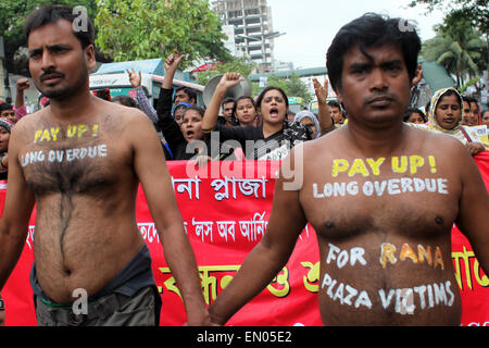 Dhaka, Bangladesch. 24. April 2015. Demonstranten schreien Slogans und Geste, wie sie Entschädigung fordern für die Opfer des Rana Plaza-Gebäudeeinsturz bezahlt werden, während der zweite Jahrestag der Tragödie, die 1.129 getötet. © Zakir Hossain Chowdhury/ZUMA Draht/Alamy Live-Nachrichten Stockfoto