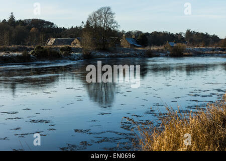 Der Fluss Dee an einem kalten frostigen Morgen mit Eis in den Fluss fließen. Stockfoto