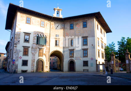 Palazzo Orologio (Uhrturm) befindet sich auf der Nordseite der Piazza dei Cavalieri in Pisa, Toskana, Italien Stockfoto