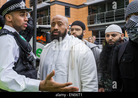 London, UK. 24. April 2015. Datei-Images: Islamist Abu Haleema hier (2. von rechts) mit Abu Izzadeen (2. von links) April 2014 bei einer islamistischen Protest außerhalb Regents Park Moschee hat Pass während Morgen von der britischen Polizei beschlagnahmt Counter Terror Razzien Credit: Guy Corbishley/Alamy Live News Stockfoto