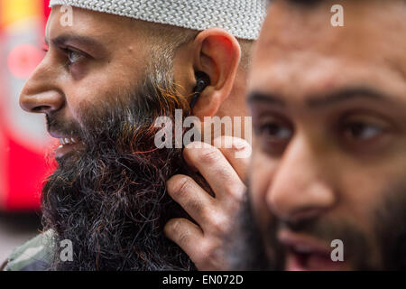 London, UK. 24. April 2015. Datei-Images: Islamist Abu Haleema hier (links) im Mai 2014 bei einem islamistischen Protest außerhalb Regents Park Moschee gesehen hat Pass während morgen Counter Terror Überfälle Kredit von der britischen Polizei beschlagnahmt: Guy Corbishley/Alamy Live News Stockfoto