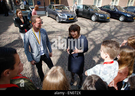 Den Haag, Niederlande. 24. April 2015. Minister für ausländische Handel Lilianne Ploumen ist gesehen verlassen die Minister des Rates am Freitag. Minister Ploumen besuchen Bangladesch im Juni über die Fortschritte zur Verbesserung der Arbeitsbedingungen in der Textilindustrie zu überprüfen. Bildnachweis: Willem Aires/Alamy Live-Nachrichten Stockfoto