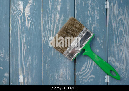 Pinsel auf einem blauen Holztisch Stockfoto