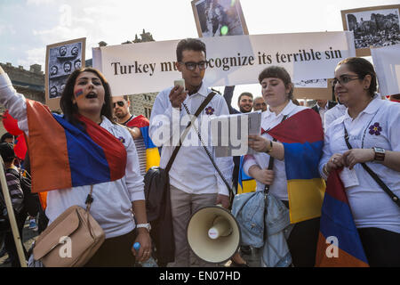 Prag, Prag, Tschechische Republik. 24. April 2015. Demonstranten im Zentrum von Prag während der Demonstration in Gedenken an den 100. Jahrestag des Völkermords an den Armeniern durch die osmanische Regierung. © Celestino Arce/ZUMA Wire/ZUMAPRESS.com/Alamy Live-Nachrichten Stockfoto