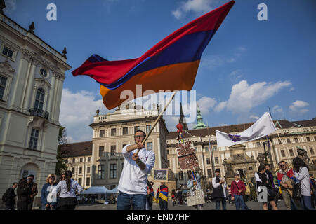Prag, Prag, Tschechische Republik. 24. April 2015. Ein Mann schüttelt eine armenische Flagge im Zentrum von Prag während der Demonstration in Gedenken an den 100. Jahrestag des Völkermords an den Armeniern durch die osmanische Regierung. © Celestino Arce/ZUMA Wire/ZUMAPRESS.com/Alamy Live-Nachrichten Stockfoto