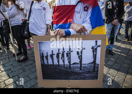 Prag, Prag, Tschechische Republik. 24. April 2015. Demonstrant mit einer armenischen Flagge und Fotos des armenischen Holocaust in das Zentrum von Prag während der Demonstration in Gedenken an den 100. Jahrestag des Völkermords an den Armeniern durch die osmanische Regierung. © Celestino Arce/ZUMA Wire/ZUMAPRESS.com/Alamy Live-Nachrichten Stockfoto