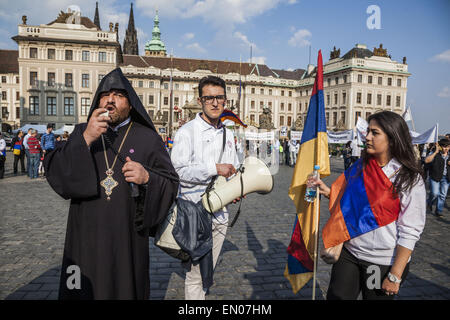 Prag, Prag, Tschechische Republik. 24. April 2015. Orthodoxer Priester hält eine Rede in Prag während der Demonstration in Gedenken an den 100. Jahrestag des Völkermords an den Armeniern durch die osmanische Regierung. © Celestino Arce/ZUMA Wire/ZUMAPRESS.com/Alamy Live-Nachrichten Stockfoto