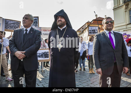 Prag, Prag, Tschechische Republik. 24. April 2015. Armenien-Botschafter in der Tschechischen Republik, Tigran Seiranian mit Sonnenbrille, während der Demonstration in Prag zum Gedenken an den 100. Jahrestag des Völkermords an den Armeniern durch die osmanische Regierung. © Celestino Arce/ZUMA Wire/ZUMAPRESS.com/Alamy Live-Nachrichten Stockfoto
