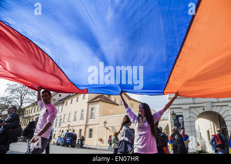 Prag, Prag, Tschechische Republik. 24. April 2015. Demonstranten verbreitet eine große armenische Flagge während der Demonstration in Prag zum Gedenken an den 100. Jahrestag des Völkermords an den Armeniern durch osmanische Regierung. © Celestino Arce/ZUMA Wire/ZUMAPRESS.com/Alamy Live-Nachrichten Stockfoto