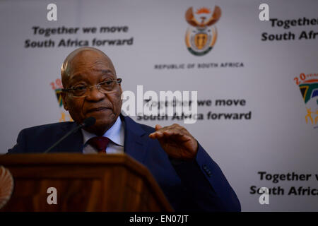 Pretoria, Südafrika. 24. April 2015. Südafrikas Präsident Jacob Zuma befasst sich mit eine Pressekonferenz nach dem Treffen mit den Führern der Organisationen, die Ausländern in Pretoria, Südafrika, am 24. April 2015. Südafrikas Präsident Jacob Zuma am Freitag trafen sich mit Führern von Organisationen, die Ausländern, versicherte ihnen maximalen Schutz. © Zhai Jianlan/Xinhua/Alamy Live-Nachrichten Stockfoto