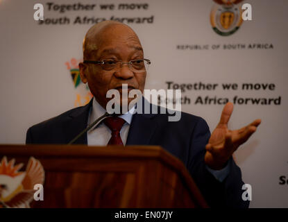 Pretoria, Südafrika. 24. April 2015. Südafrikas Präsident Jacob Zuma befasst sich mit eine Pressekonferenz nach dem Treffen mit den Führern der Organisationen, die Ausländern in Pretoria, Südafrika, am 24. April 2015. Südafrikas Präsident Jacob Zuma am Freitag trafen sich mit Führern von Organisationen, die Ausländern, versicherte ihnen maximalen Schutz. © Zhai Jianlan/Xinhua/Alamy Live-Nachrichten Stockfoto