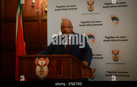 Pretoria, Südafrika. 24. April 2015. Südafrikas Präsident Jacob Zuma befasst sich mit eine Pressekonferenz nach dem Treffen mit den Führern der Organisationen, die Ausländern in Pretoria, Südafrika, am 24. April 2015. Südafrikas Präsident Jacob Zuma am Freitag trafen sich mit Führern von Organisationen, die Ausländern, versicherte ihnen maximalen Schutz. © Zhai Jianlan/Xinhua/Alamy Live-Nachrichten Stockfoto